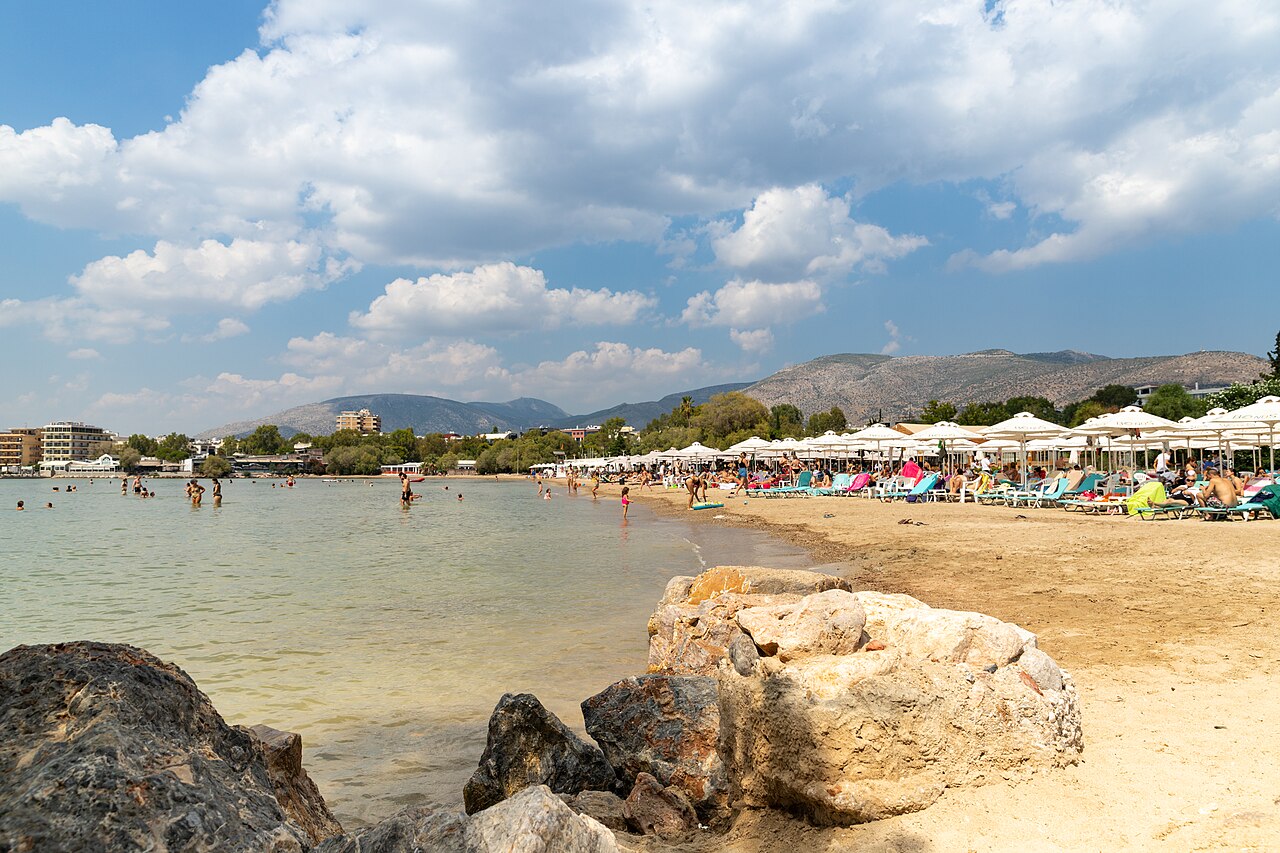 Αεροφωτογραφία της ακτής της Γλυφάδας και της παραλιακής λεωφόρου, περιοχή που καλύπτουν οι συνοδοί για outcall